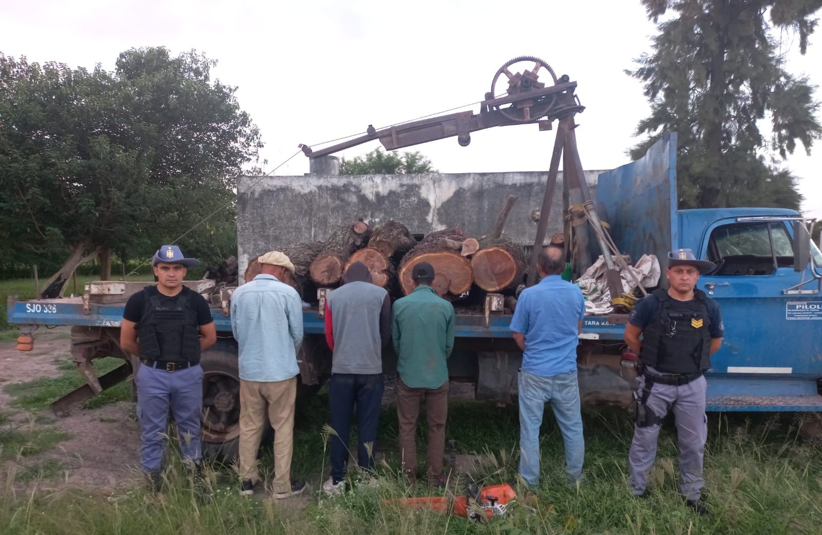 TRES ISLETAS: SECUESTRAN MADERA,  UN CAMI&Oacute;N Y DETIENEN A CUATRO HOMBRES POR TALA ILEGAL.