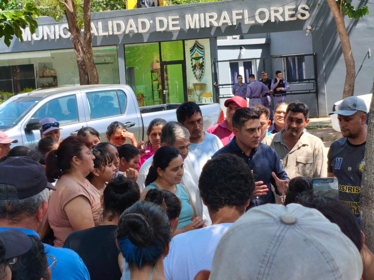EN MIRAFLORES, FERRO LLEV&Oacute; TRANQUILIDAD A FAMILIAS DEL LOTE 88 Y RATIFIC&Oacute; QUE NO HABR&Aacute; DESALOJOS.
