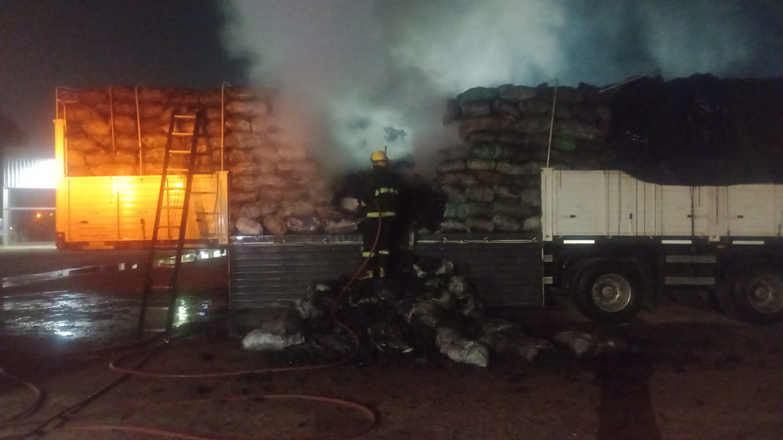 GRAL SAN MART&Iacute;N: BOMBEROS SOFOCARON INCENDIO EN CARGA DE CARB&Oacute;N DE UN CAMI&Oacute;N
