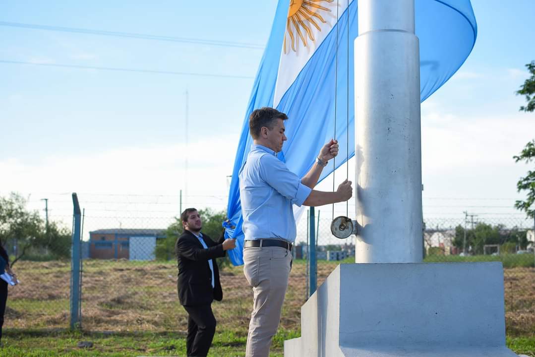 EL GOBERNADOR ACOMPAÑÓ EL IZAMIENTO DE LA BANDERA NACIONAL EN VÍSPERAS DEL 42° DE LA GESTA DE MALVINAS.