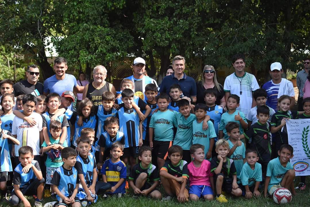 COLONIA POPULAR: EL GOBERNADOR ACOMPAÑÓ CAMPEONATO DE FÚTBOL REGIONAL MIXTO.