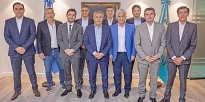 GOBERNADORES DE JUNTOS POR EL CAMBIO VAN A LA REUNIÓN EN LA ROSADA CON RECLAMOS POR LA QUITA DE FONDOS.