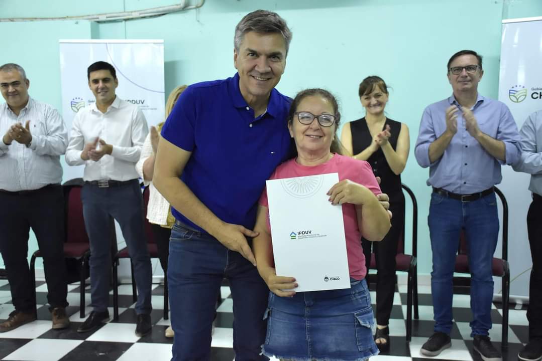 EL GOBERNADOR ZDERO ENTREGÓ TÍTULOS DE PROPIEDAD A VECINOS DE 8 BARRIOS, EN PINEDO..