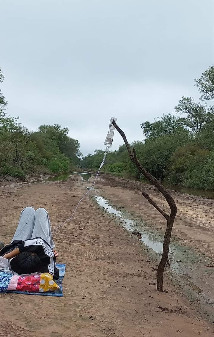 ASÍ TRASLADAN PACIENTES EN EL IMPENETRABLE EN DÍAS DE LLUVIA. 
