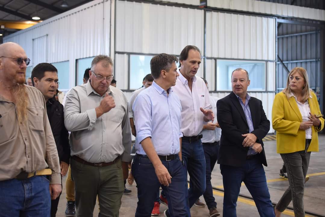 EL GOBERNADOR ZDERO ESTUVO EN LA FÁBRICA TBEH QUE PRODUCE MAQUINARIAS AGRÍCOLAS Y VIALES PARA CHACO Y EL PAÍS.