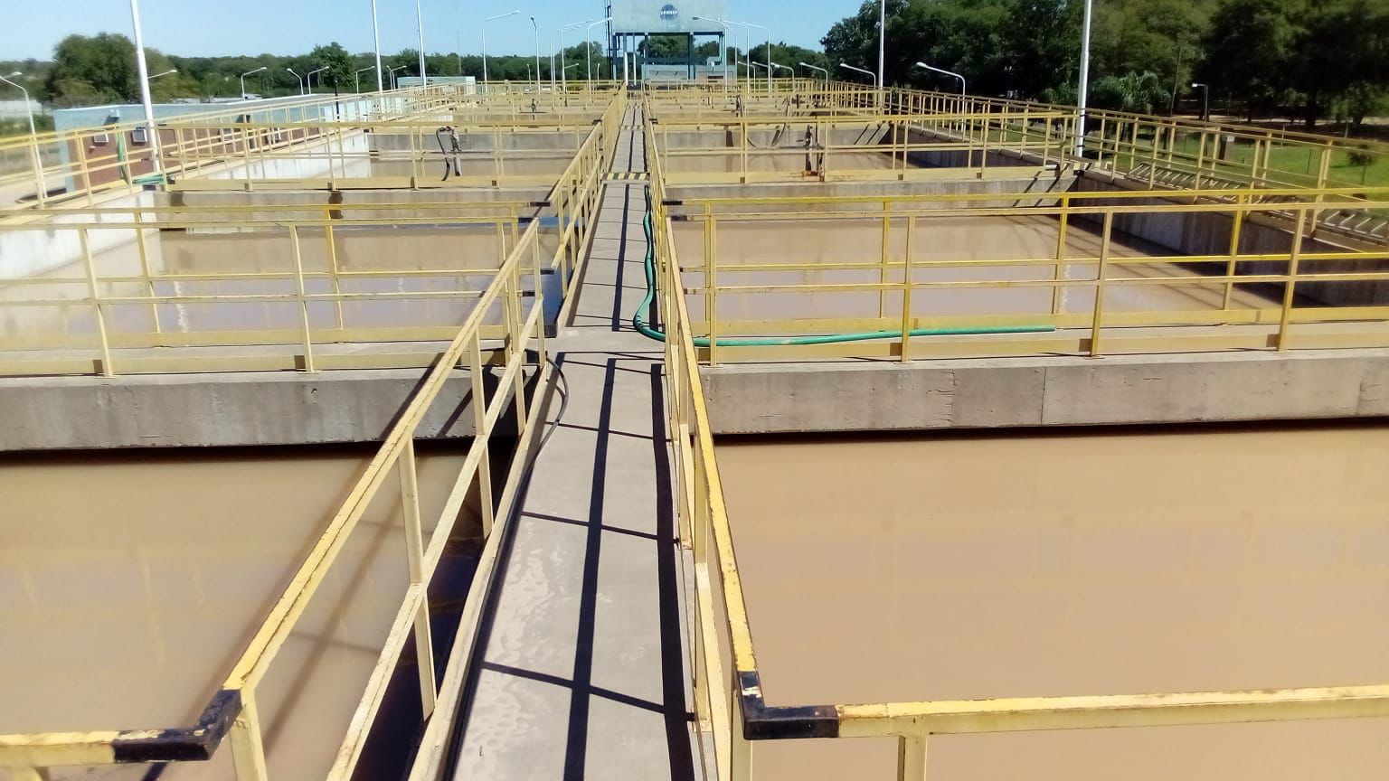 PRESIDENCIA ROCA: SAMEEP EJECUTA TAREAS DE MANTENIMIENTO EN LA PLANTA PARA MEJORAR LA PRODUCCIÓN DE AGUA POTABLE.