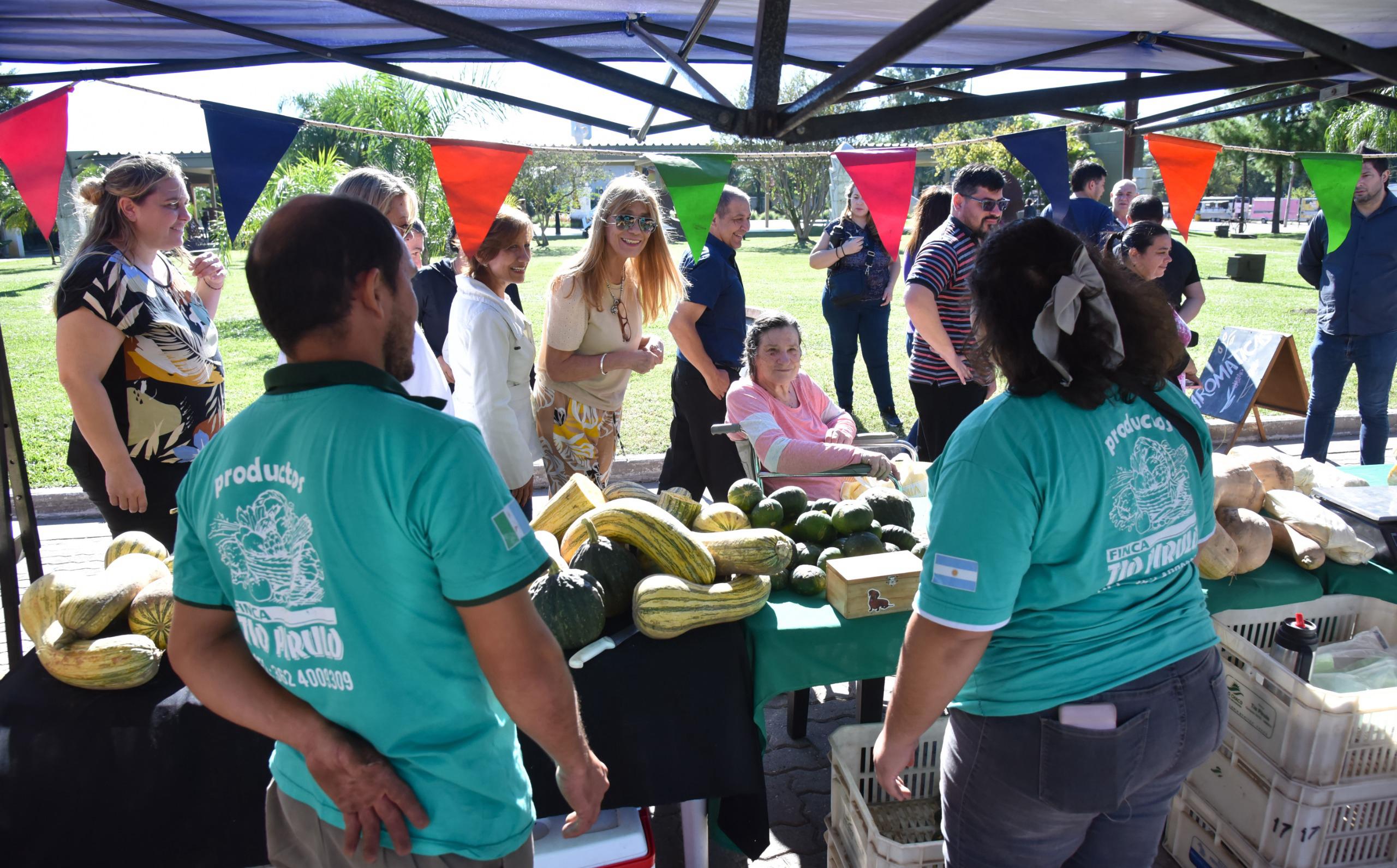 EL GOBIERNO Y EL MUNICIPIO DE RESISTENCIA DESARROLLARON LA FERIA DE PEQUEÑOS PRODUCTORES EN EL DOMO DEL CENTENARIO.