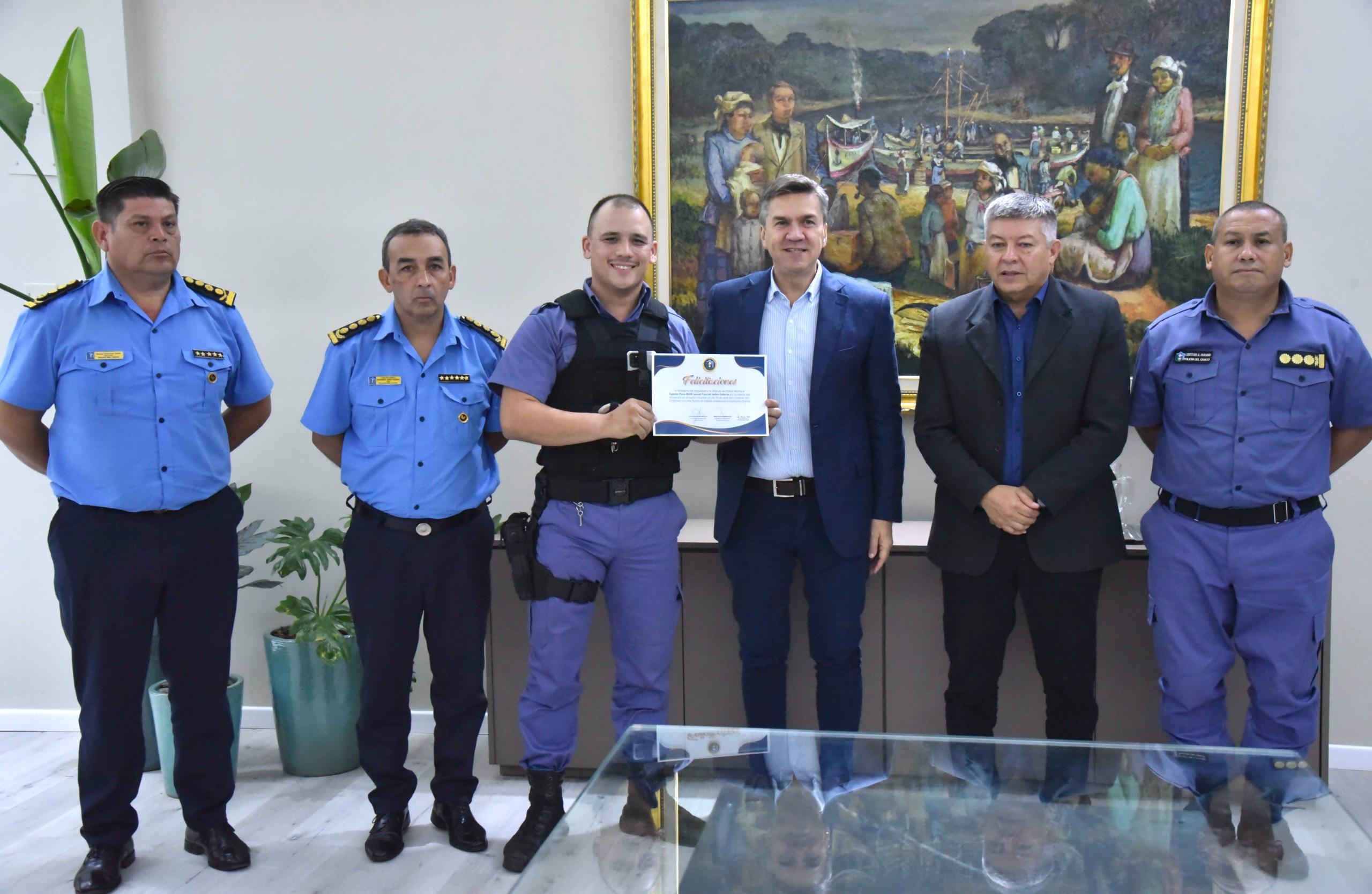 POLICÍAS Y BOMBEROS RECIBIERON EL RECONOCIMIENTO DEL GOBERNADOR, TRAS EL RESCATE DE UNA FAMILIA QUE SUFRIÓ UN INCENDIO.