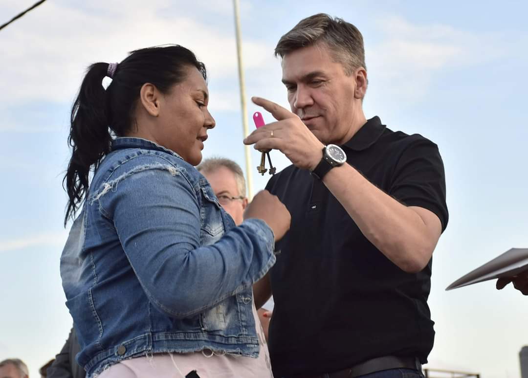 EL GOBERNADOR ENTREGÓ 100 VIVIENDAS A FAMILIAS DE JUAN JOSÉ CASTELLI.
