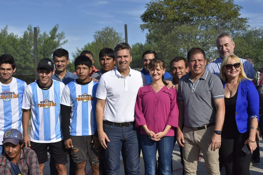 PRESIDENCIA ROCA: EL GOBERNADOR INAUGURÓ UN PLAYÓN DEPORTIVO Y ENTREGÓ ELEMENTOS E INDUMENTARIA.  