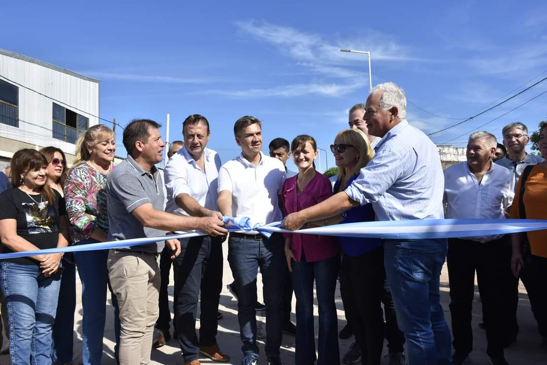 PRESIDENCIA ROCA: ZDERO INAUGURÓ PAVIMENTO URBANO Y ENTREGÓ TÍTULOS DE PROPIEDAD A FAMILIAS.