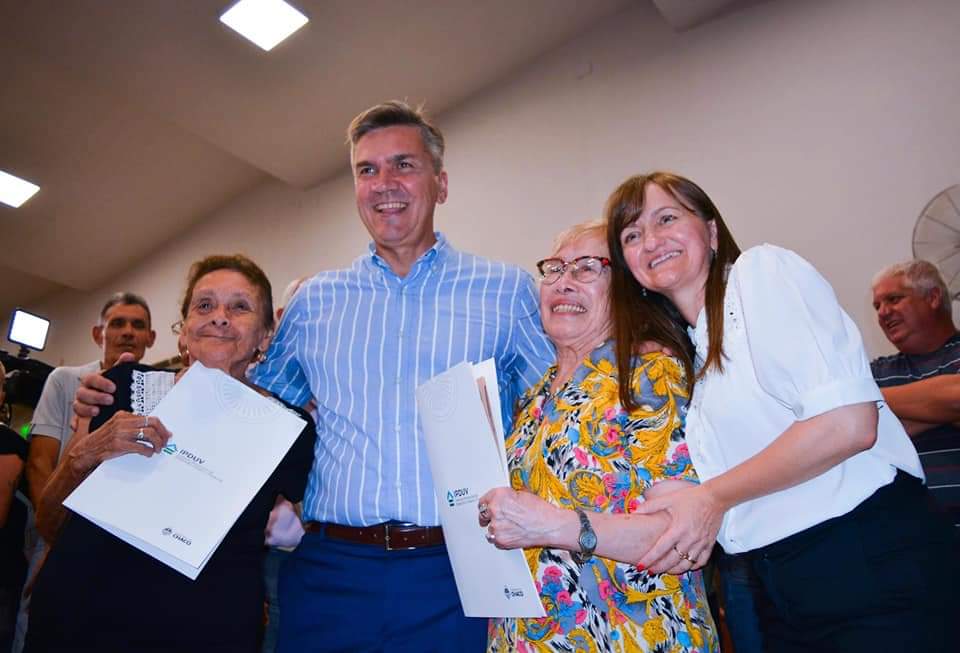 EL GOBERNADOR ZDERO ENTREGÓ 50 TÍTULOS DE PROPIEDAD A FAMILIAS DE GENERAL SAN MARTÍN.