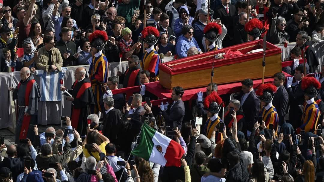 MULTITUDINARIO FUNERAL DEL PAPA FRANCISCO EN EL VATICANO Y EMOTIVA DESPEDIDA EN ROMA. 