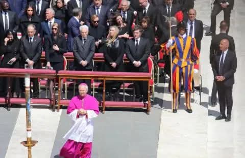 EN PRIMERA FILA, MILEI PARTICIPÓ DEL FUNERAL DEL PAPA FRANCISCO EN EL VATICANO.
