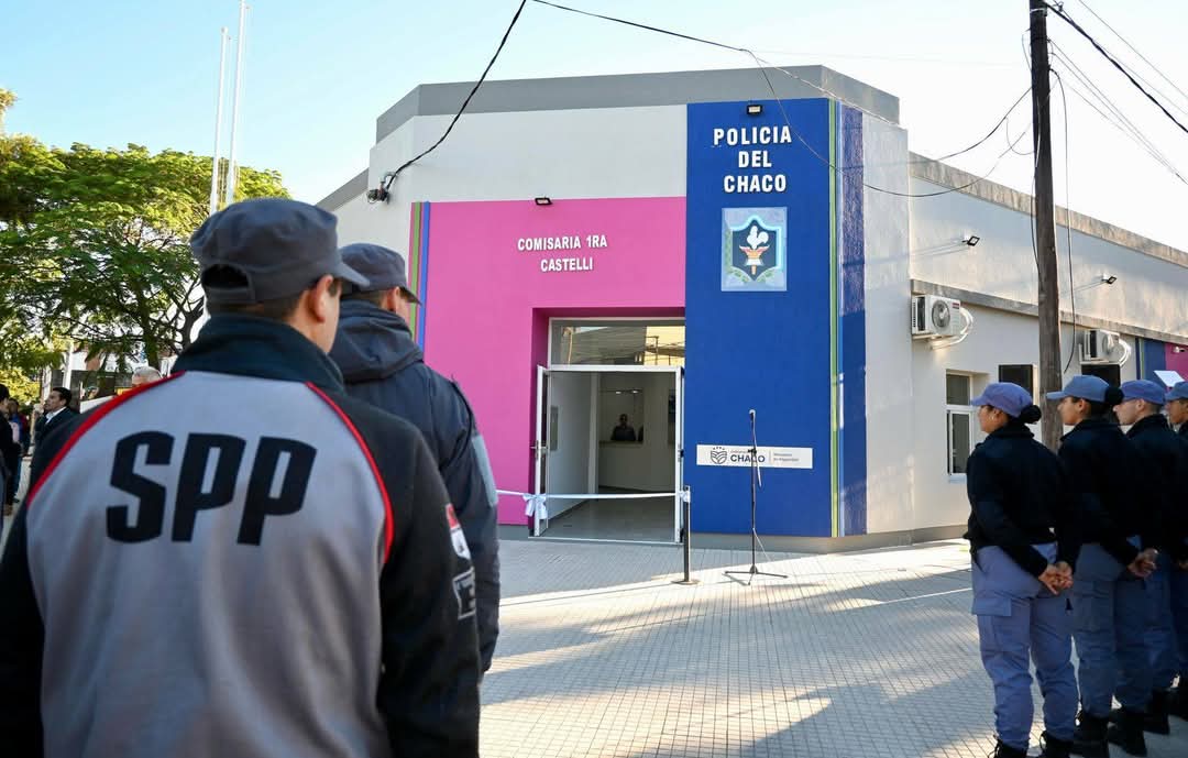 JUAN J. CASTELLI: EL GOBERNADOR ZDERO INAUGURÓ LAS REFACCIONES EN LA COMISARÍA PRIMERA.