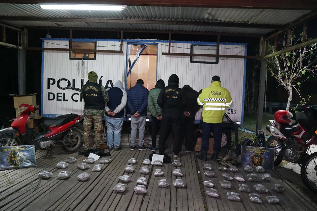 GOLPE AL NARCOTRÁFICO: EN OPERATIVO EN CONJUNTO SOBRE RUTA 11: DETIENEN A CUATRO PERSONAS Y SECUESTRAN MÁS DE 22 KILOS DE MARIHUANA.