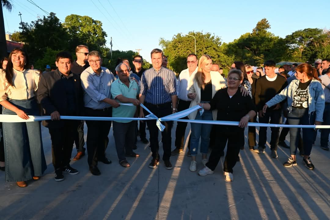 EL GOBERNADOR ZDERO INAUGURÓ CUADRAS DE PAVIMENTO URBANO EN LAS PALMAS.