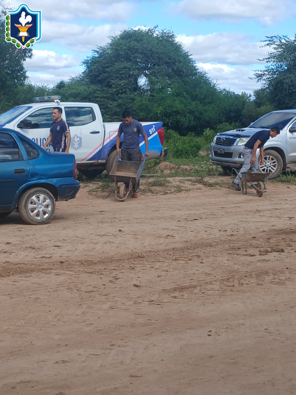 VECINOS Y POLIC&Iacute;AS TRABAJAN PALMO A PALMO PARA CONTENER EL AVANCE DEL AGUA.