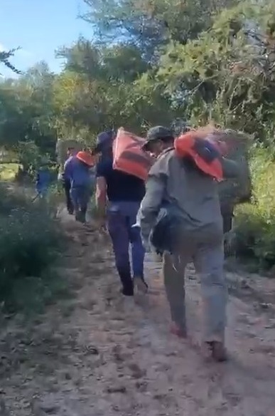 POLICIAS ASISTEN A FAMILIAS RURALES TRAS LA CRECIENTE DEL RIO BERMEJO.