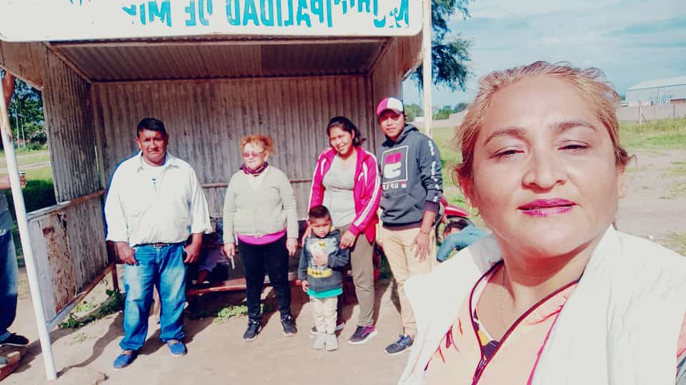 AIDE TORRES JUNTO A VECINOS REALIZARON TRABAJOS DE PINTADA E INAUGURARON UN BANCO ROJO EN MIRAFLORES.