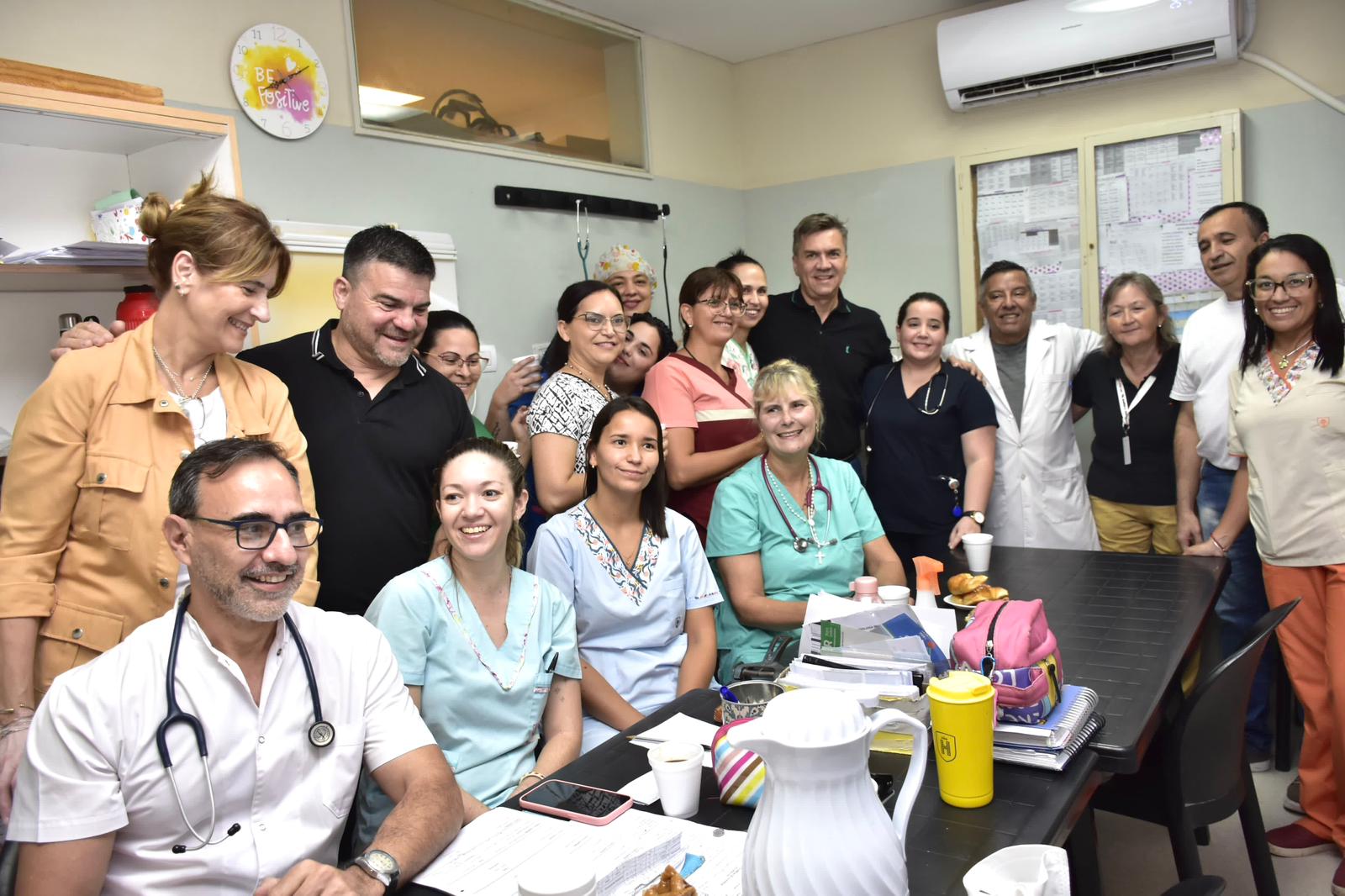 HOSPITAL PEDIÁTRICO: EL GOBERNADOR ZDERO SE ACERCÓ A SALUDAR A LOS TRABAJADORES.