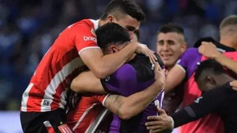 ESTUDIANTES LE GANÓ A VÉLEZ POR PENALES Y SE CONSAGRÓ CAMPEÓN DE LA COPA DE LA LIGA.