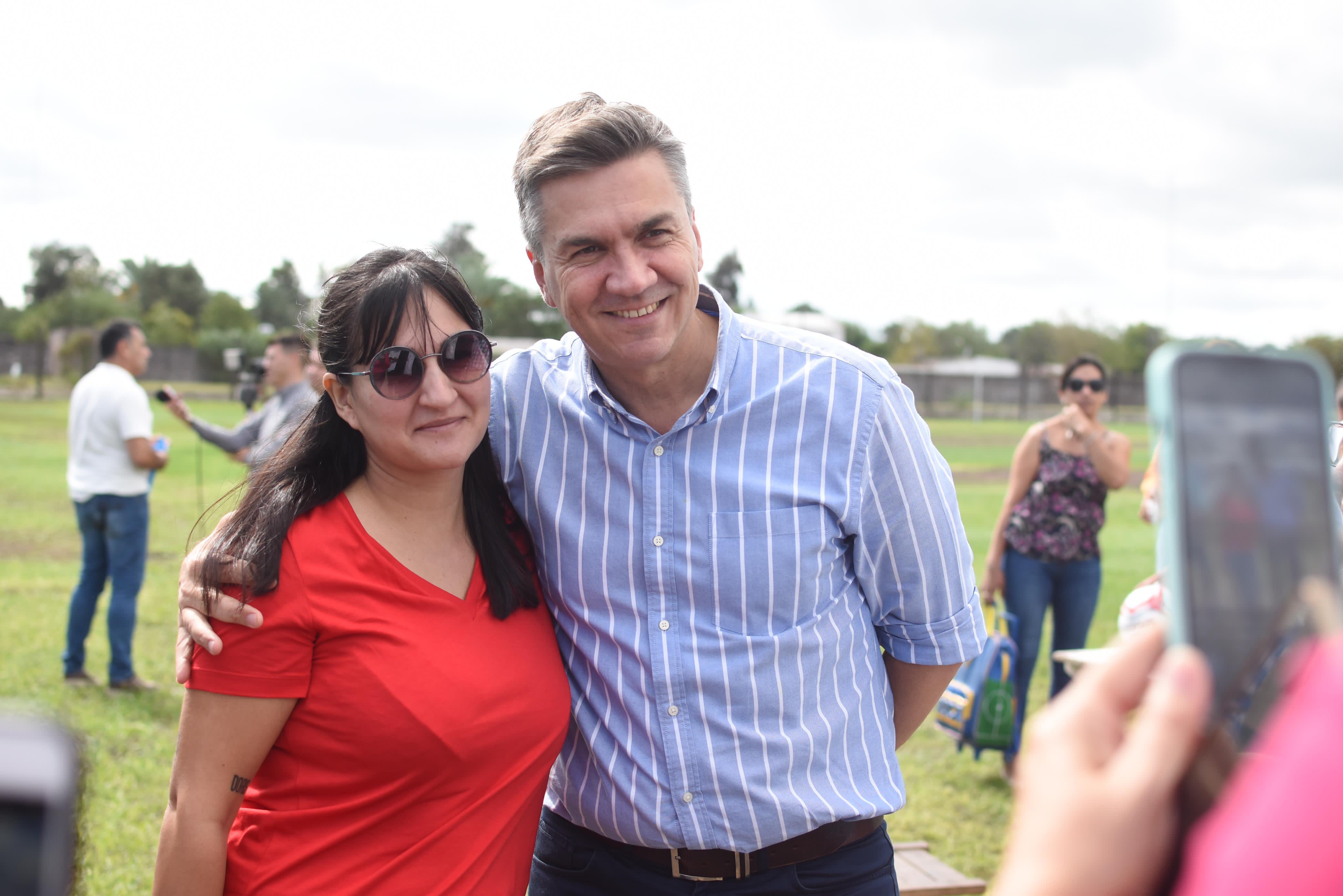 MACHAGAI: EL GOBERNADOR ZDERO ENTREGÓ ELEMENTOS DEPORTIVOS PARA EL CENTRO CULTURAL RECREATIVO ARGENTINO.