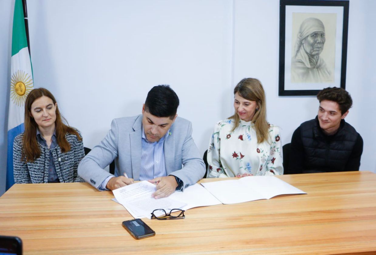 EL GOBIERNO FIRMÓ CONVENIO CON LA UNNE QUE PERMITIRÁ EVALUAR EL IMPACTO DE LAS ACTIVIDADES CULTURALES EN LA ECONOMÍA LOCAL.