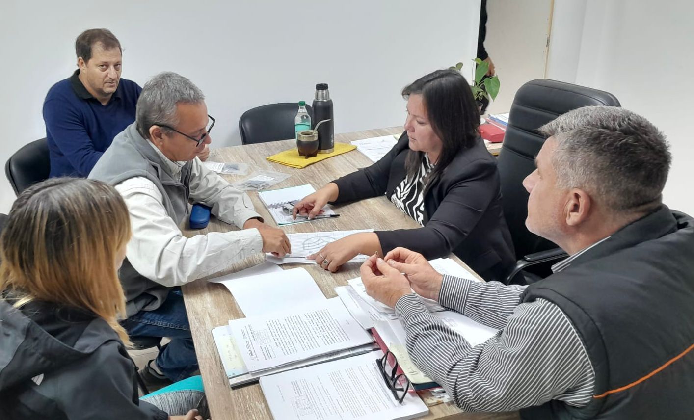 DEPARTAMENTOS GÜEMES Y MAIPÚ: EL MINISTERIO DE LA PRODUCCIÓN DEL CHACO ENTREGÓ SEMILLAS A PRODUCTORES HORTÍCOLAS.