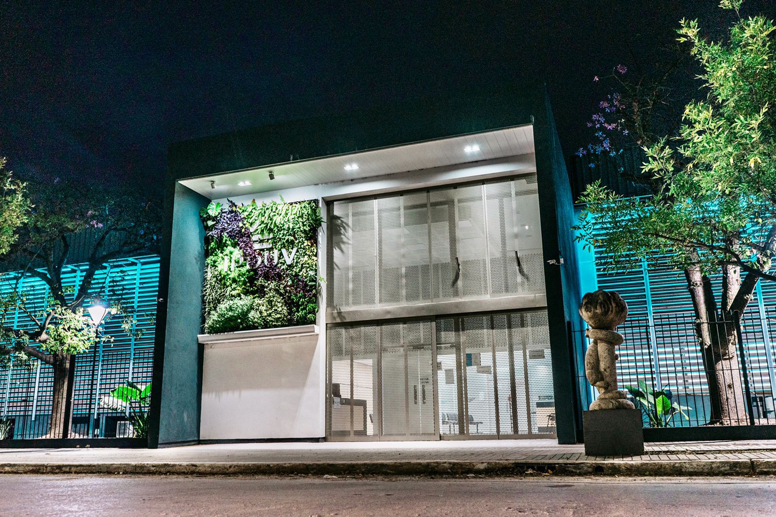 EL EDIFICIO DEL IPDUV SE VISTE DE GALA EN LA SEMANA DE MAYO. 