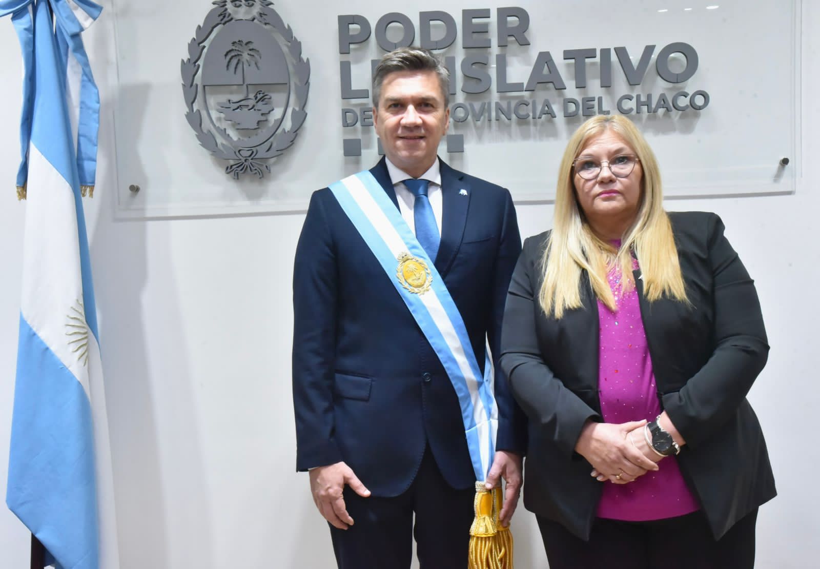 EL GOBERNADOR ZDERO RECIBIÓ LA BANDA GUBERNAMENTAL, POR PARTE DE DELGADO.