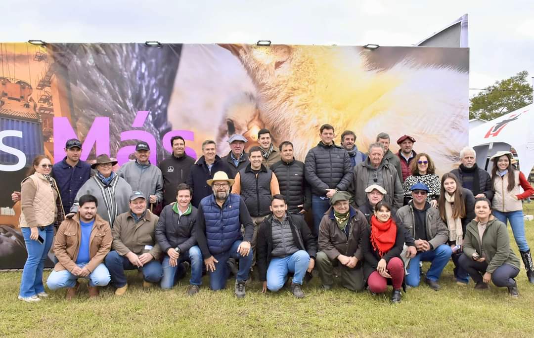 EL GOBERNADOR ZDERO ACOMPAÑÓ HOY A LAS CABAÑAS CHAQUEÑAS EN LA EXPOSICIÓN NACIONAL DE RAZAS DE CORRIENTES.
