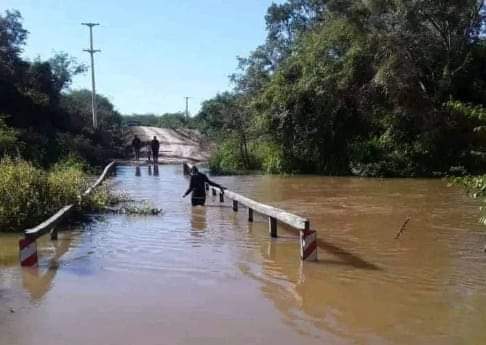 EL IMPENETRABLE: UNA MAESTRA RURAL CRUZA CAMINANDO EL PUENTE ZAPALLAR PARA LLEVARLE TAREAS A SUS ALUMNOS.