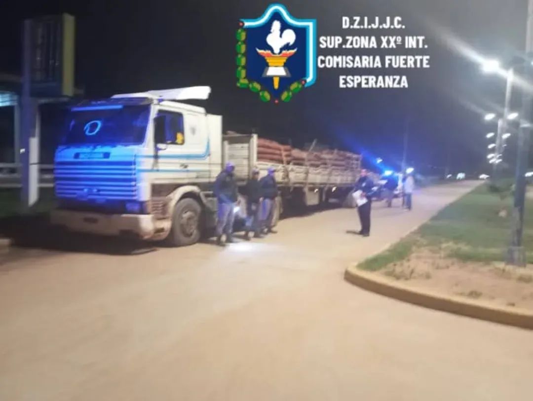 LA POLICIA DE FUERTE ESPERANZA INCAUTÓ UN CARGAMENTO DE 700 POSTES DE QUEBRACHO COLORADO 