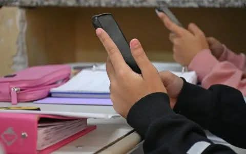 CELULARES EN LAS AULAS SI O NO? EL DEBATE QUE SE VIENE EN CHACO Y PODRÍA SER LEY.