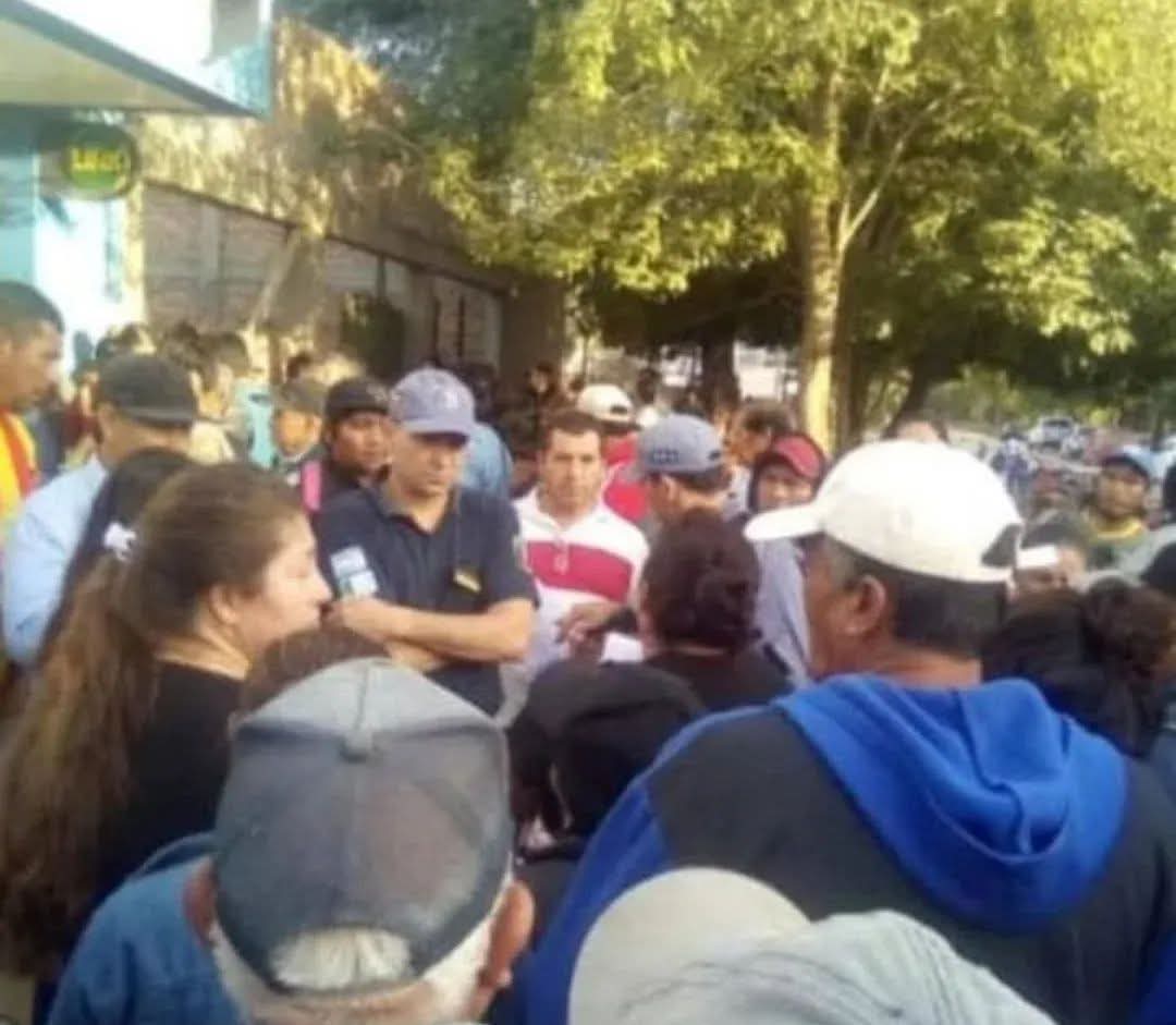 MIRAFLORES: VECINOS SE MANIFESTARON FRENTE A LA FILIAL DEL NBCH POR DESCUENTOS INJUSTIFICADOS EN SUS HABERES. 