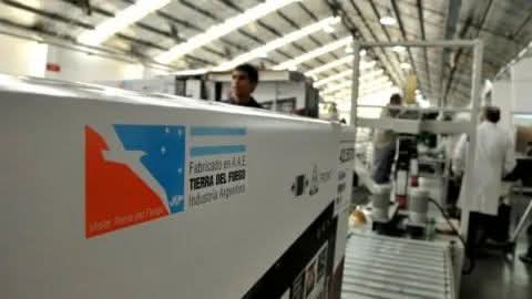 INSÓLITO: SINDICATOS DE TIERRA DEL FUEGO ANUNCIARON UN PARO EN RECHAZO A LA BAJA DE ARANCELES. 