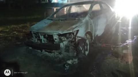 INCENDIO DE UN AUTO EN UNAS CABAÑAS EN VILLA RÍO BERMEJITO: INVESTIGAN SI FUÉ INTENCIONAL. 