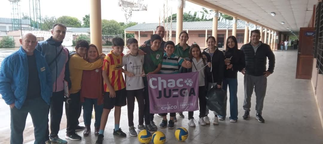 EL INSTITUTO DE DEPORTE CHAQUEÑO REALIZÓ LA ENTREGA DE PELOTAS A ESTUDIANTES LOCALES. 