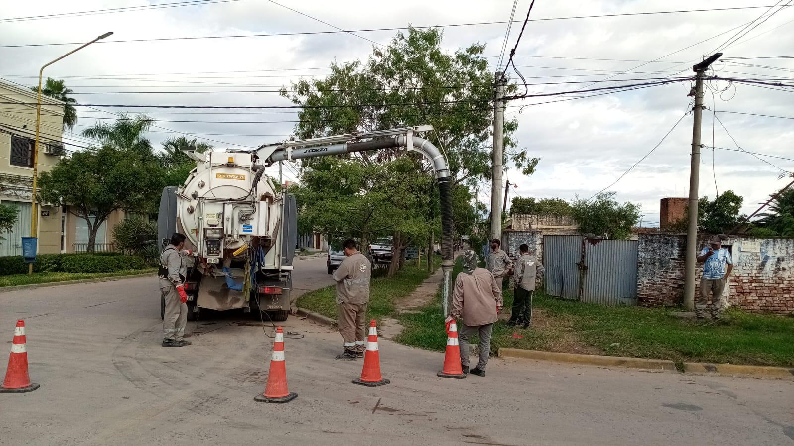 JUAN J. CASTELLI: SAMEEP REALIZÓ TRABAJOS DE SANEAMIENTO INTEGRAL Y LIMPIEZA CLOACAL.