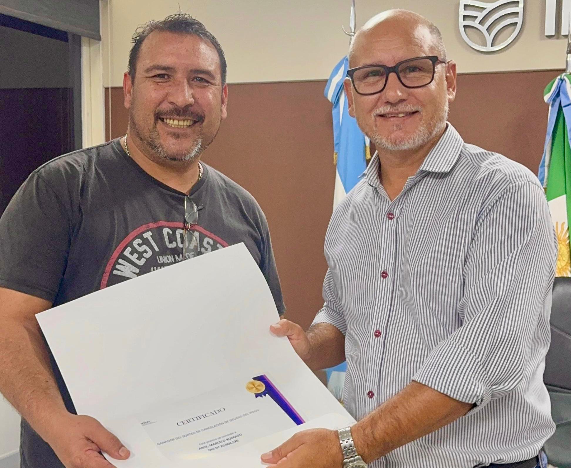EL INSTITUTO DE VIVIENDA ENTREGÓ EL PREMIO AL GANADOR DEL SORTEO DE CANCELACIÓN DE DEUDAS.