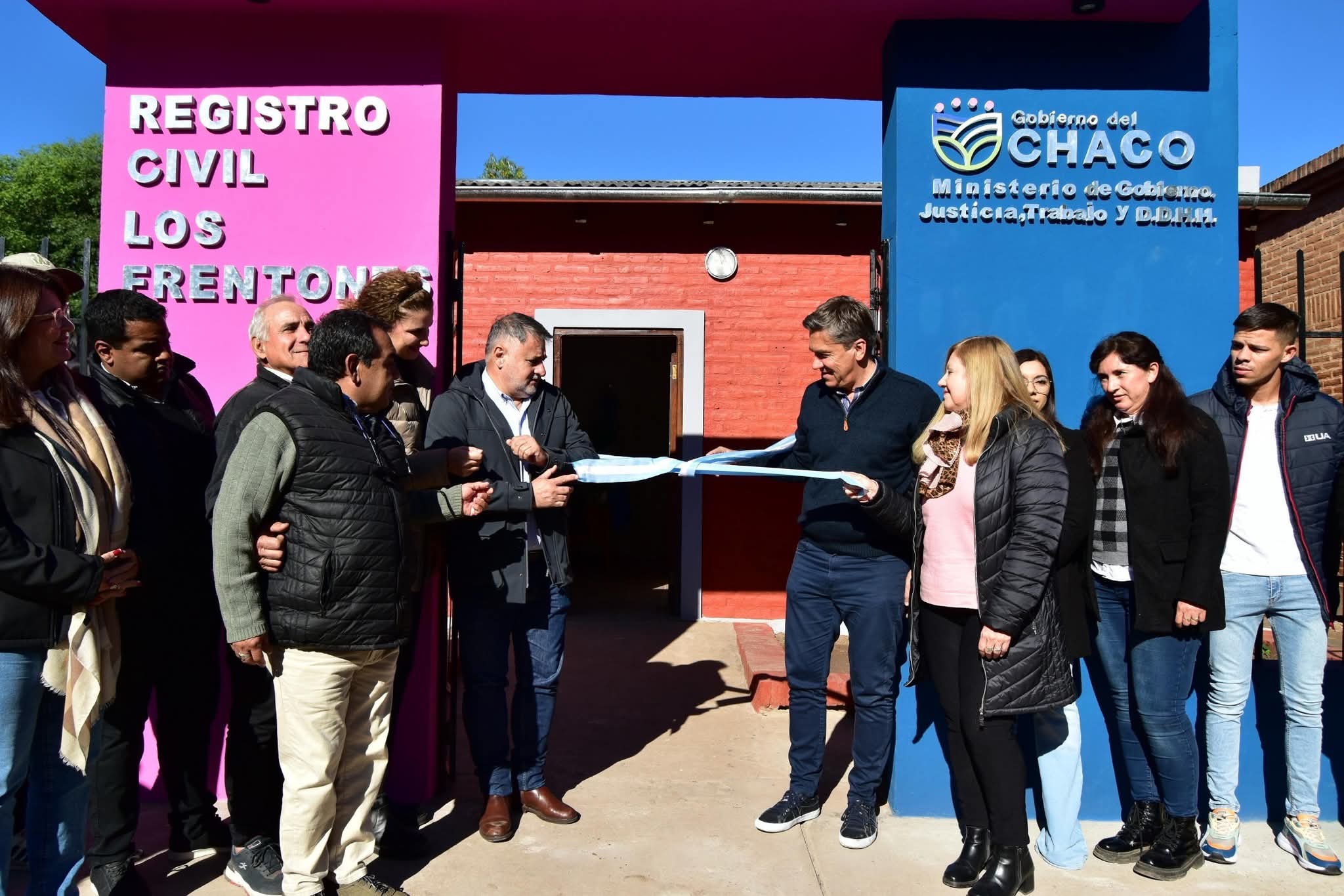 LOS FRENTONES: EL GOBERNADOR INAUGURÓ LAS REFACCIONES INTEGRALES DEL REGISTRO CIVIL.