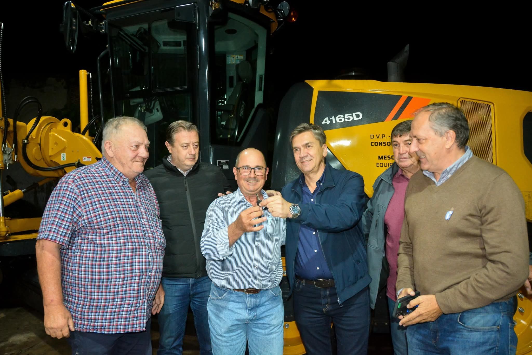 IMPULSO PARA EL SECTOR RURAL: EL GOBERNADOR ZDERO ENTREGÓ MAQUINARIA AL CONSORCIO N°10 DE MESÓN DE FIERRO.