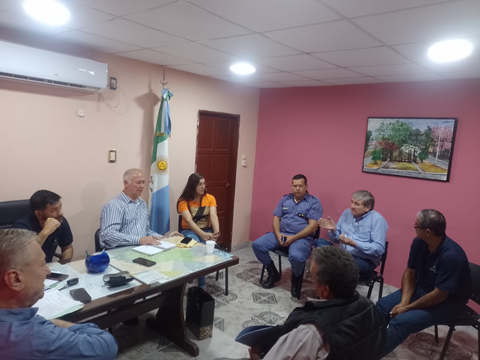MIRAFLORES: AUTORIDADES DE LA LOCALIDAD MANTUVIERON UNA REUNIÓN DE TRABAJO EN EL MUNICIPIO LOCAL