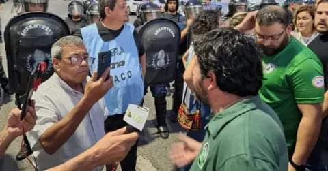 INSÓLITO!. CAMIONEROS DENUNCIÓ AL GOBIERNO DE ZDERO Y A LA POLICÍA PORQUE NO LES PERMITIERON CORTAR LA CALLE. 