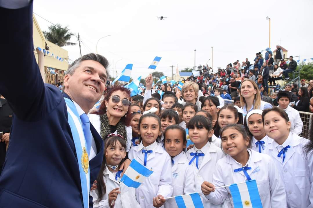 SANTA SYLVINA: ZDERO PRESIDIÓ EL ACTO CENTRAL POR EL DÍA DE LA BANDERA.