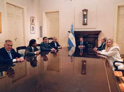 GOBERNADORES SE REUNIERON CON MILEI Y LE MANIFESTARON SU APOYO A LA LEY BASES Y EL PAQUETE FISCAL.