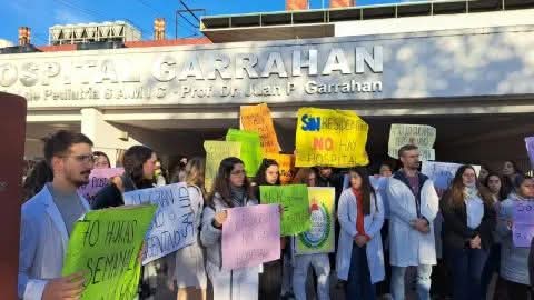 LOS RESIDENTES DEL GARRAHAN RECHAZARON EL AUMENTO DEL GOBIERNO: EL PARO CONTINÚA.