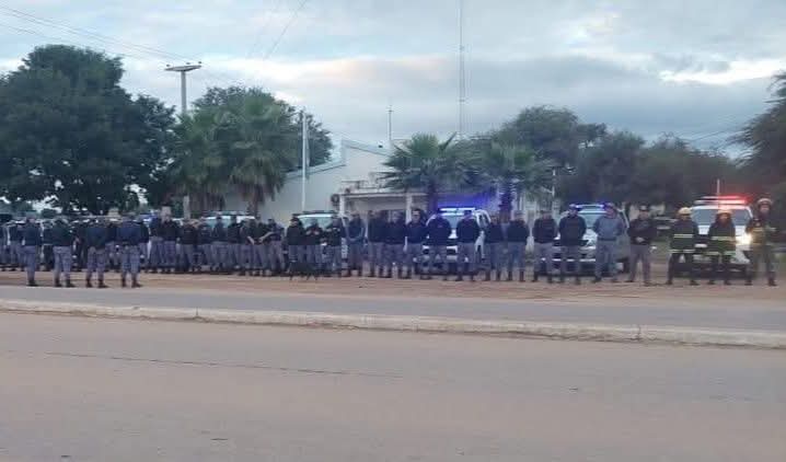 POR UNA ORDEN JUDICIAL LA POLICIA DEL CHACO DESALOJÓ A FAMILIAS QOM POR USURPACIÓN EN UN CAMPO EN EL PARAJE CENTRAL NORTE. 