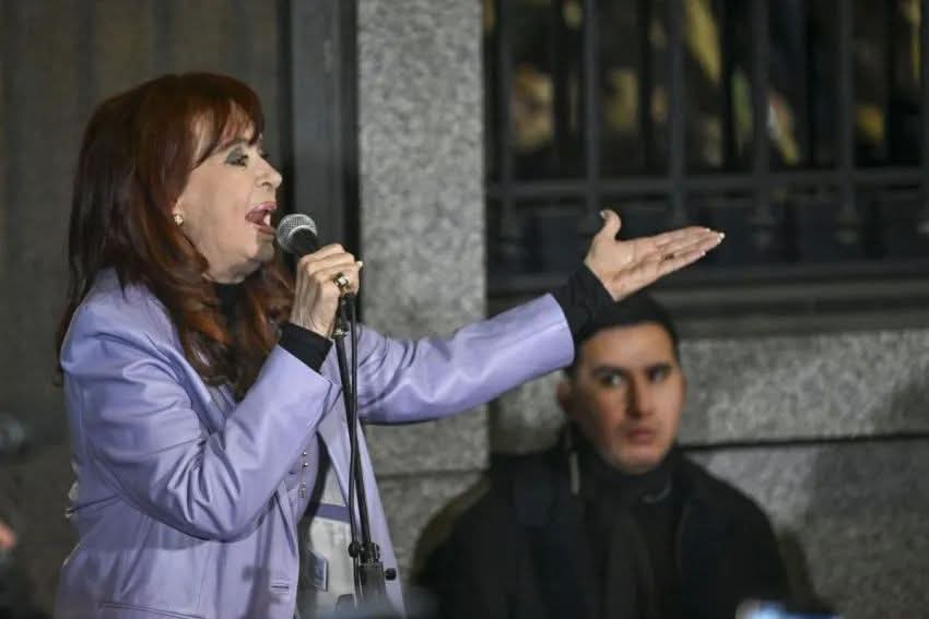 CRISTINA KIRCHNER CONFIRMÓ QUE SE PRESENTARÁ ANTE LA JUSTICIA PARA QUEDAR DETENIDA 